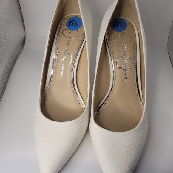 Lady's shoes - Picture 2 of 2